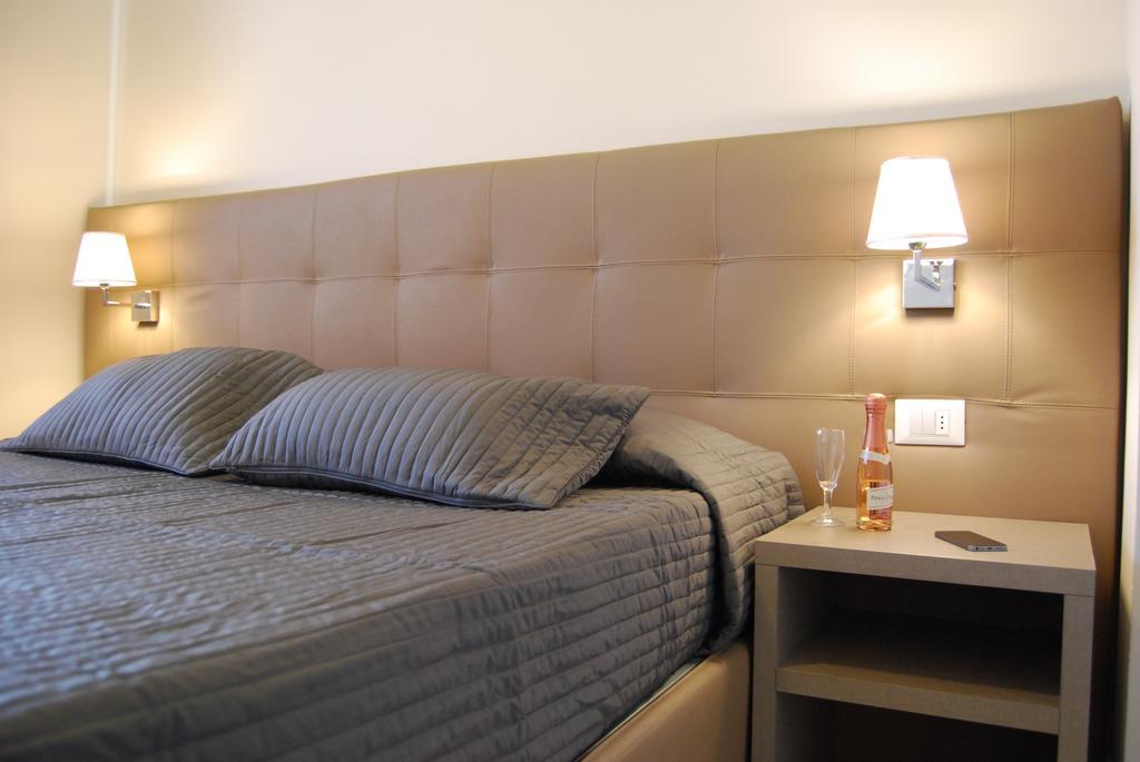 Residenze Al Colle Dei Pini Aparthotel Riccione Kamer foto