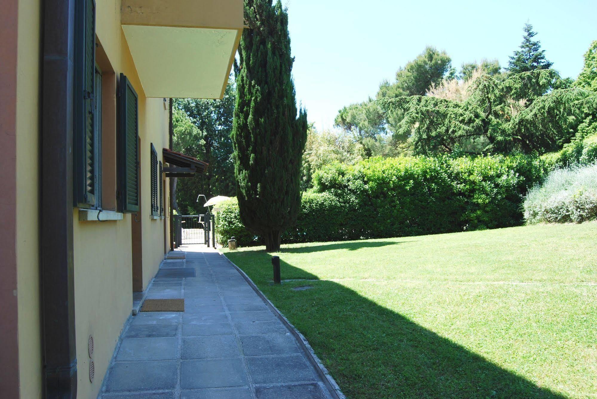 Residenze Al Colle Dei Pini Aparthotel Riccione Buitenkant foto