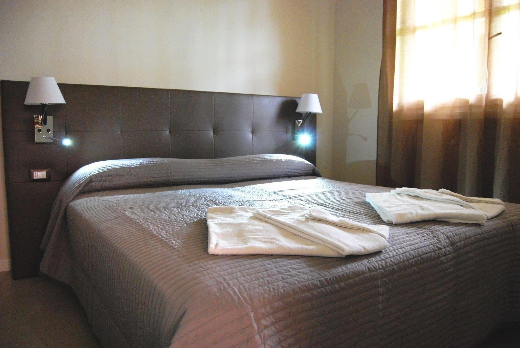 Residenze Al Colle Dei Pini Aparthotel Riccione Buitenkant foto